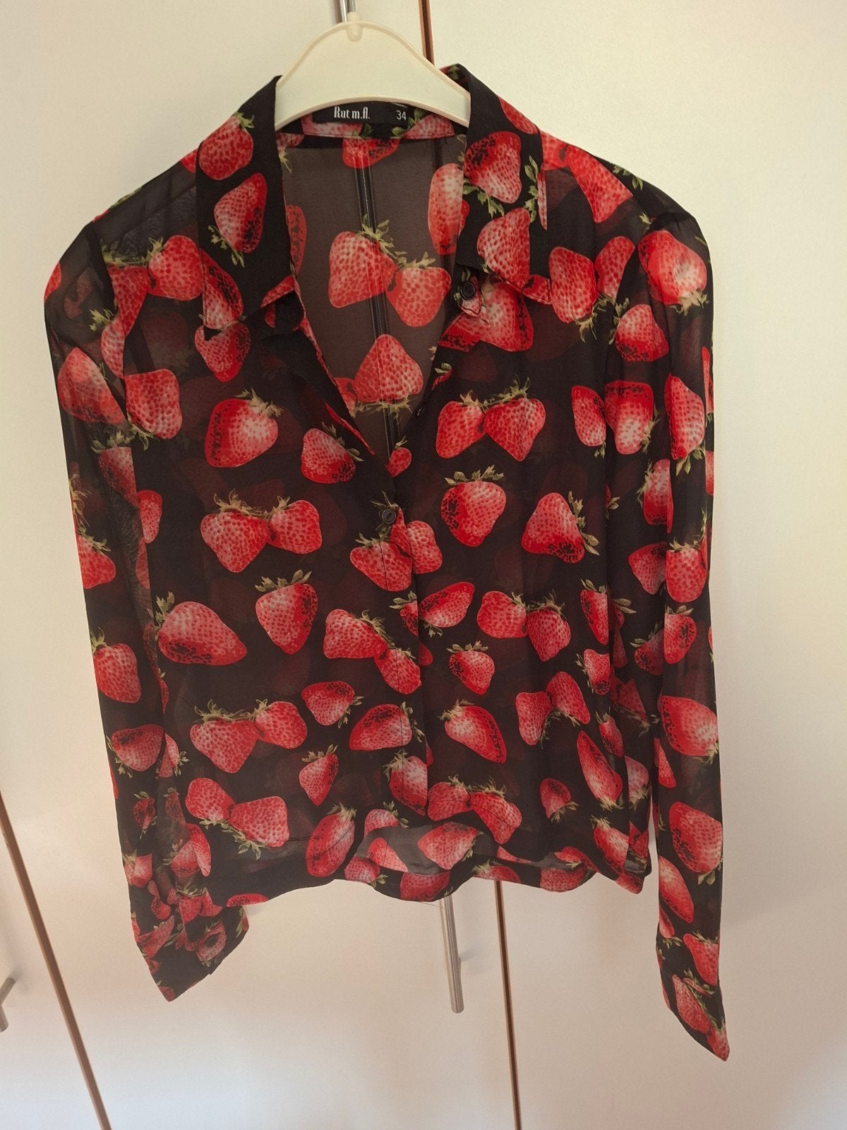 grappige zwarte blouse met aardbeien maat 34, Kleding | Dames, Ophalen of Verzenden, Zo goed als nieuw, Maat 34 (XS) of kleiner