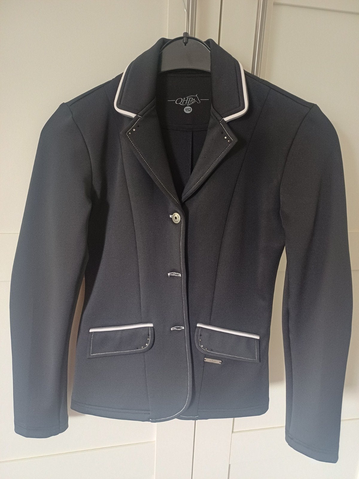 Met wedstrijdjasje QHP maat 152, Dieren en Toebehoren, Paardrijkleding, Ophalen of Verzenden, Zo goed als nieuw, Dressuur, Bovenkleding