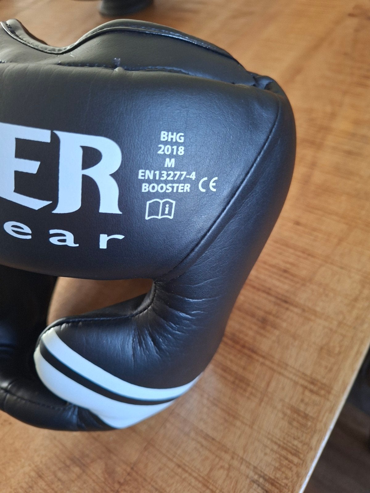 Hoofdbescherming zwart, Merk Booster Fight Gear, Maat M,, Sport en Fitness, Ophalen, Zo goed als nieuw, Bokshandschoenen
