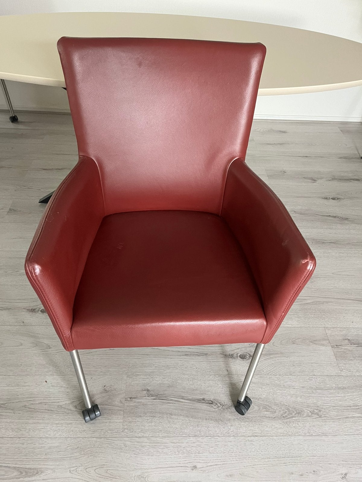 4 rode lere stoelen met wieltjes, Ophalen, Gebruikt, Leer, Vier