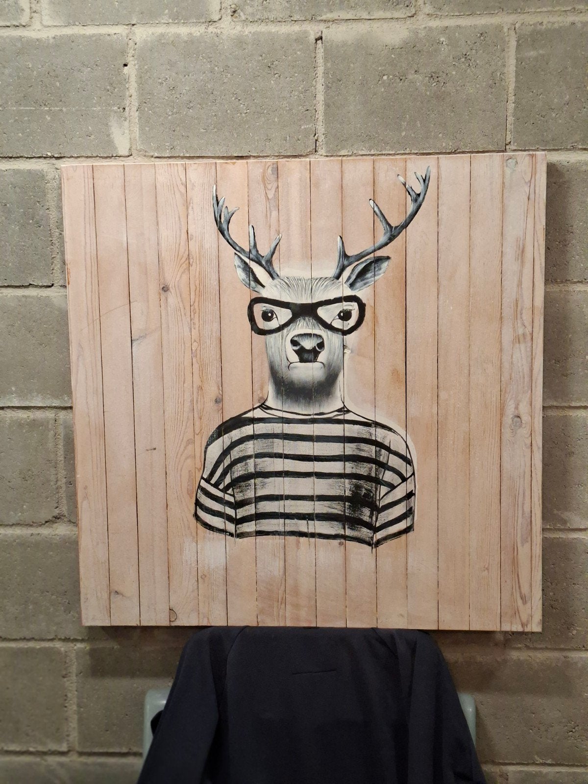 Leuke wanddecoratie hert met bril 89x80cm, Huis en Inrichting, Ophalen, Gebruikt, Hout, Wandbord of Wandpaneel