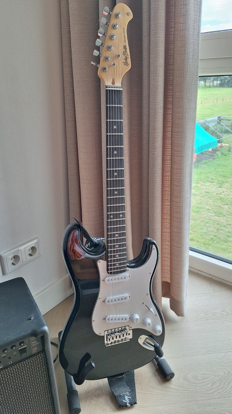 Harley Benton elektrische gitaar met versterker en standaard, Overige merken, Gebruikt, Met versterker, Ophalen of Verzenden