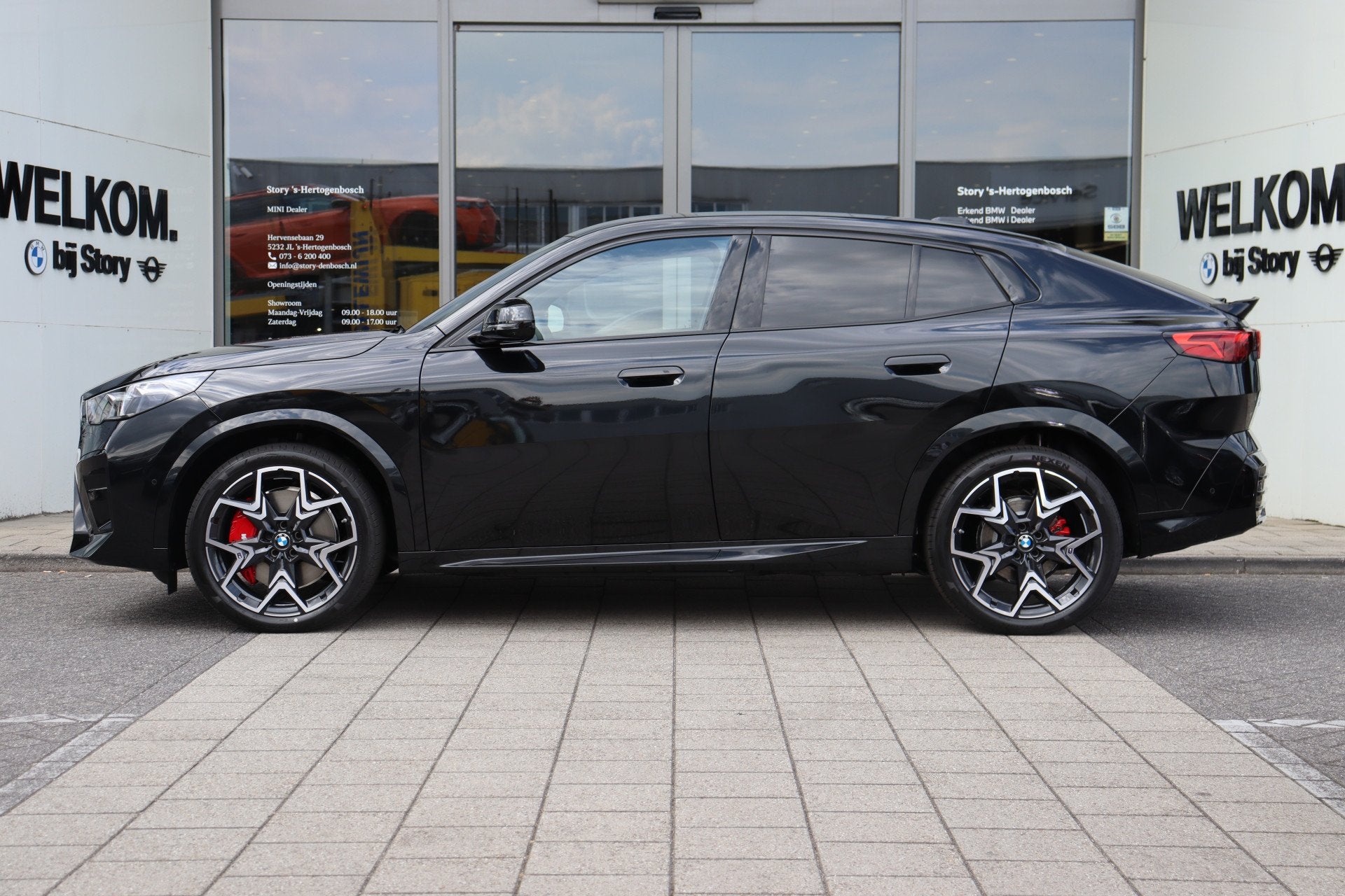 BMW iX2 eDrive20 M Sport / Panoramadak / Trekhaak / Sportsto, Auto's, BMW, Dealer onderhouden, IX2, Zwart, Leder