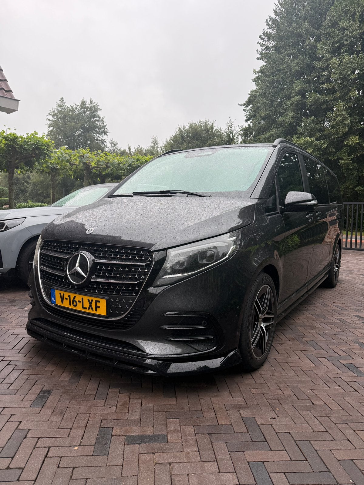 Mercedes V-klasse 300 XXL te koop nieuwstaat! B.J. 2024, Automaat, Dealer onderhouden, Lichtsensor, Zwart
