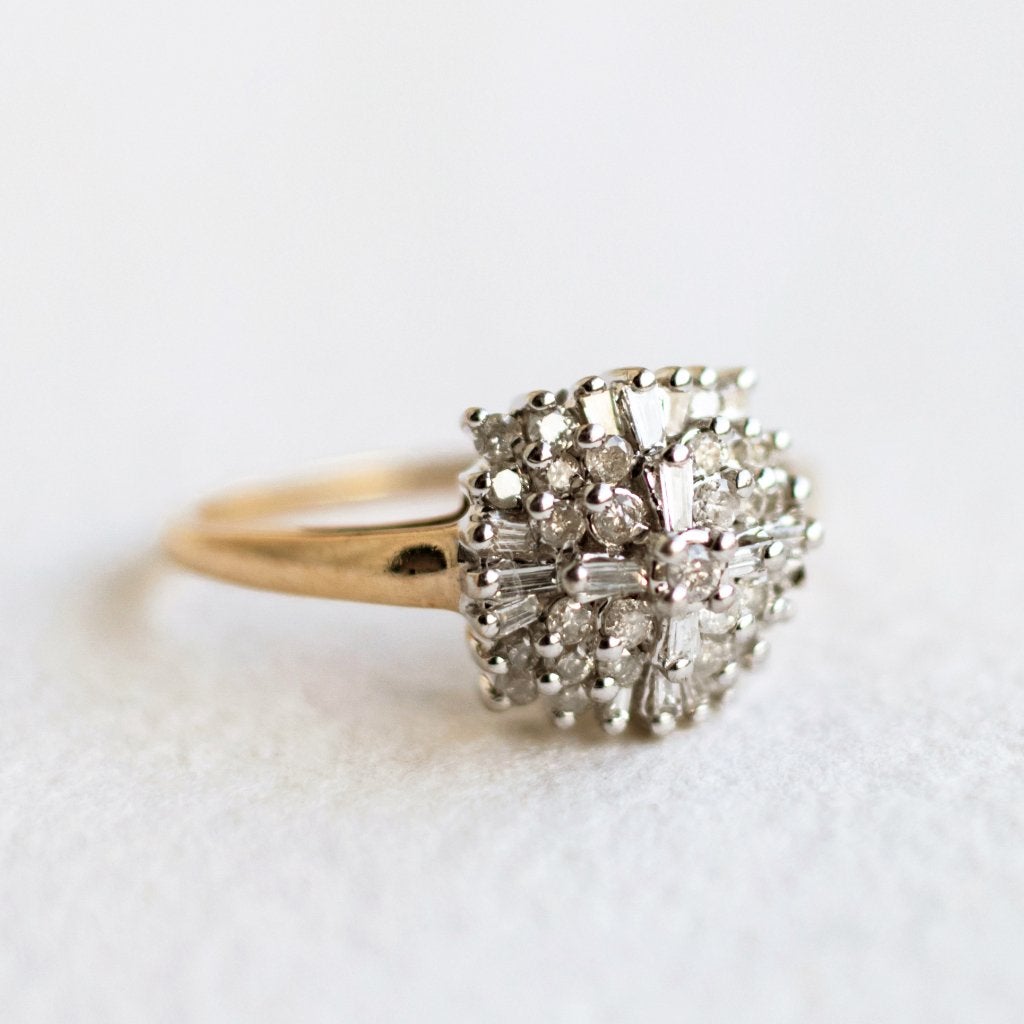 Vintage 9K gouden cluster ring met diamant - maat 17,75, Ophalen of Verzenden, Zo goed als nieuw, 17 tot 18, Met edelsteen