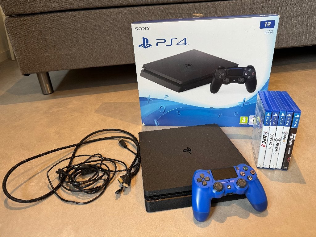 Playstation 4 slim 1 TB + controller, kabels & games, Ophalen, Met games, Zo goed als nieuw, 1 TB