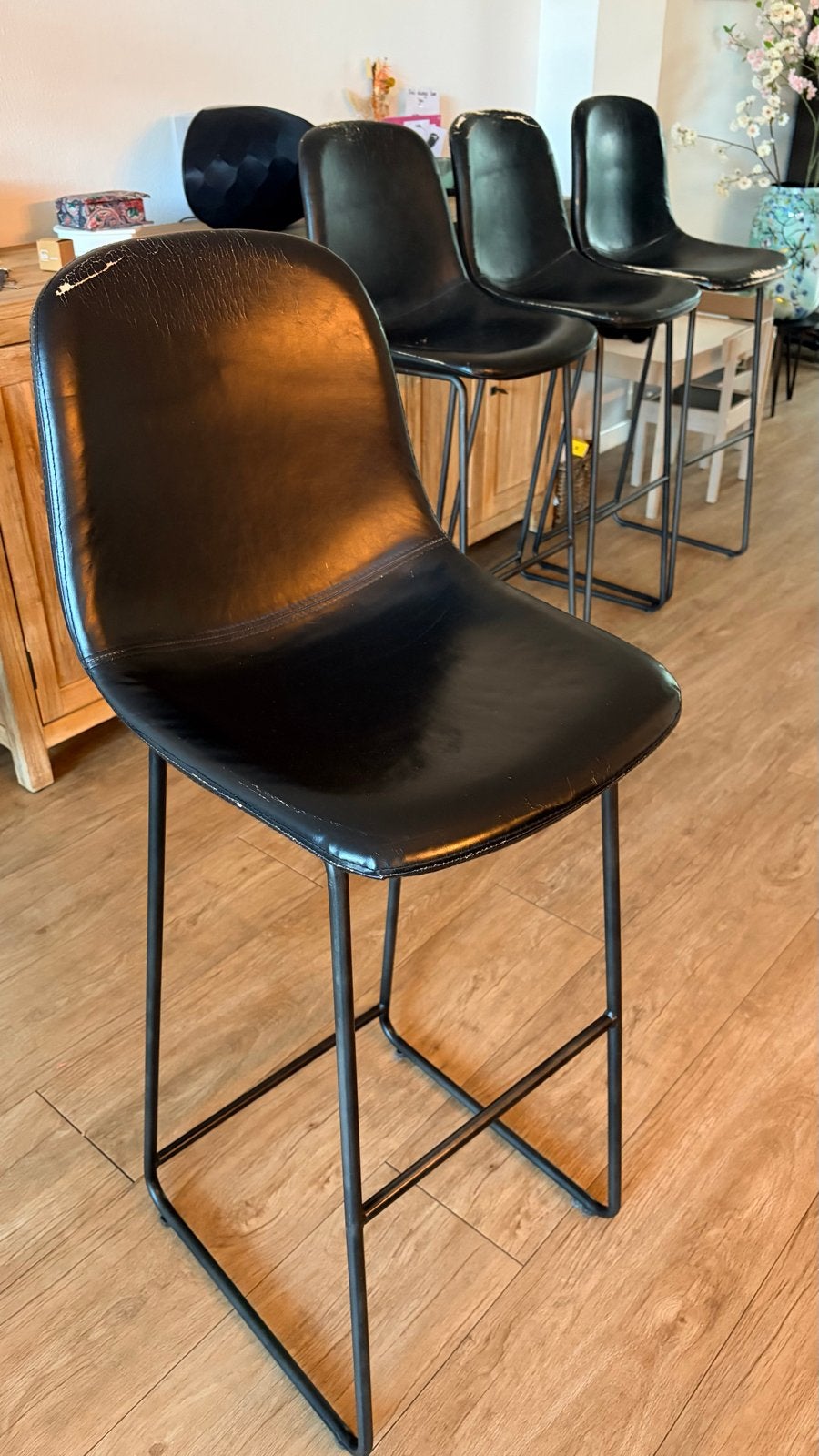 Set van 4 zwarte barkrukken met metalen onderstel, Huis en Inrichting, Ophalen, Gebruikt, Met voetsteun, 60 tot 90 cm
