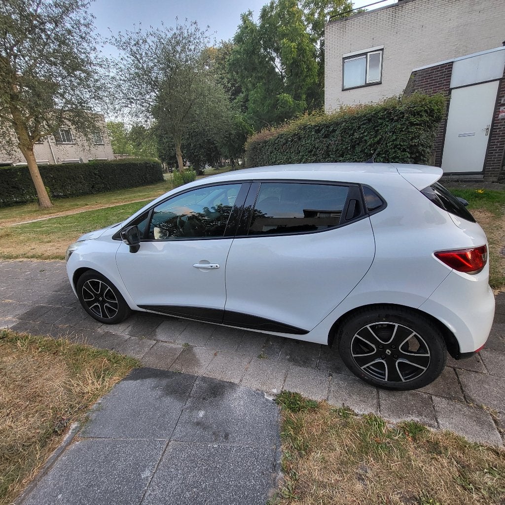 Renault Clio 0.9 TCE 66KW 5-DRS 2013 Wit, Voorwielaandrijving, 898 cc, Stof, 40 €/maand