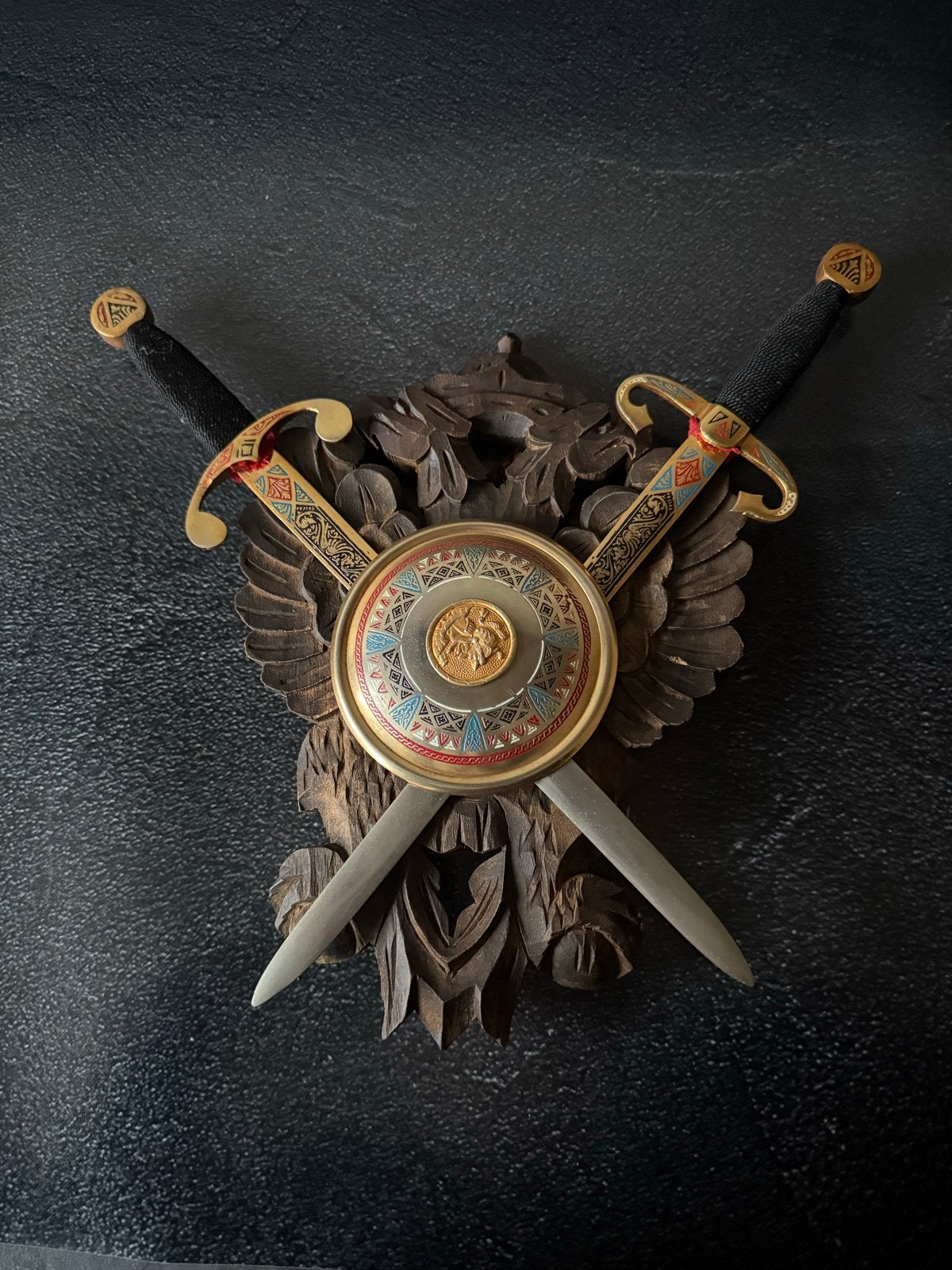 Decoratieve zwaarden met schild op houten wandplaat, Ophalen of Verzenden