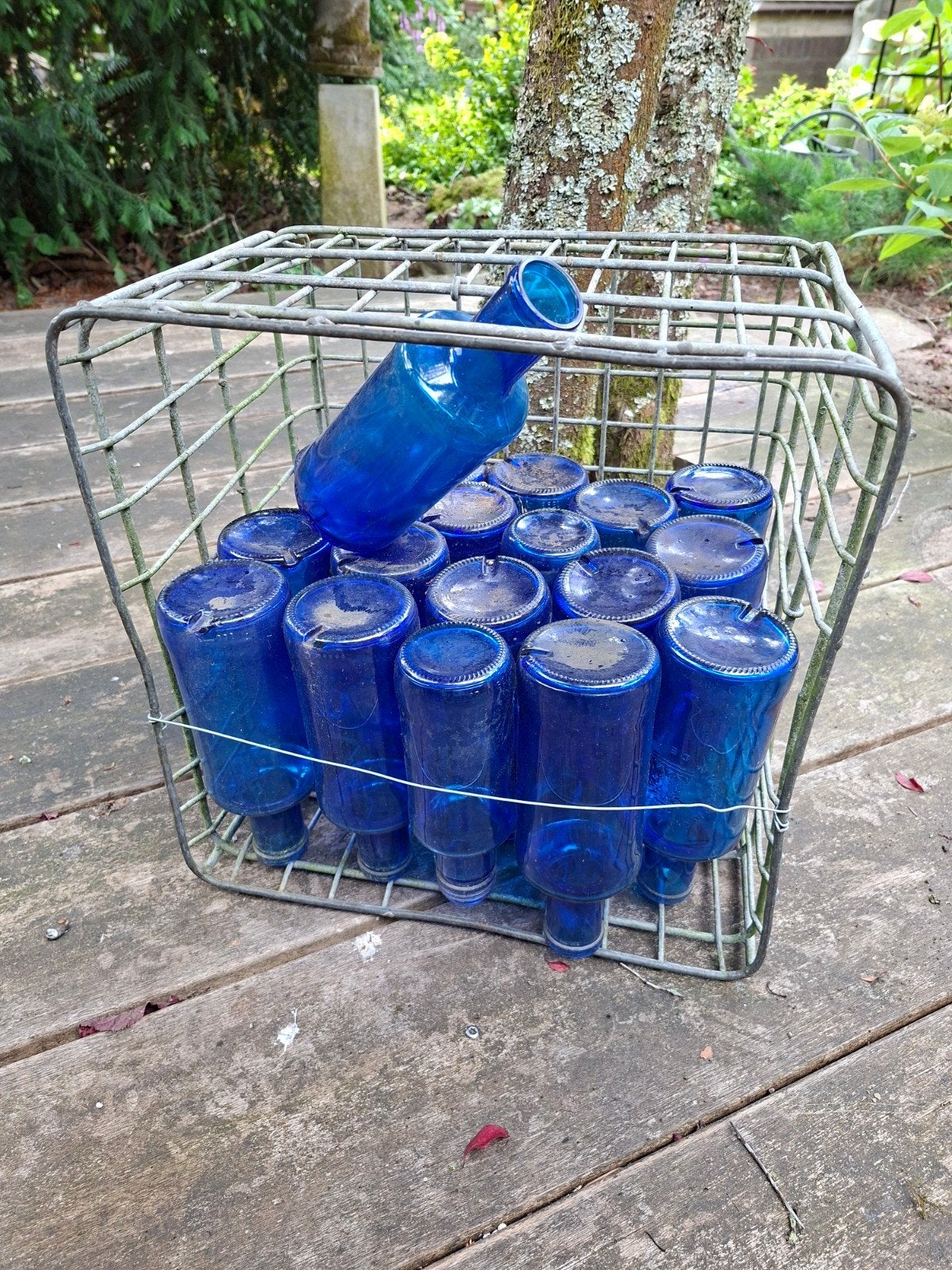 Zinken krat / blauwe flessen, Ophalen