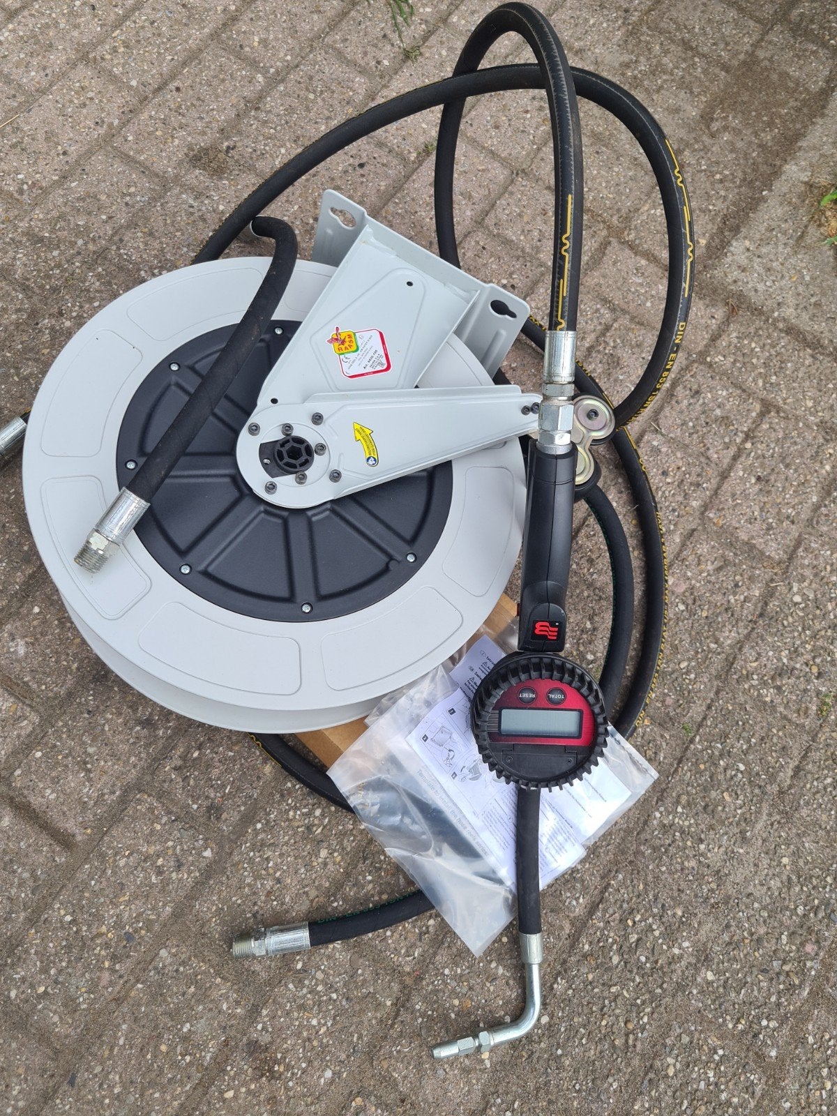 Nieuwe slanghaspel met vulpistool en meter, Ophalen