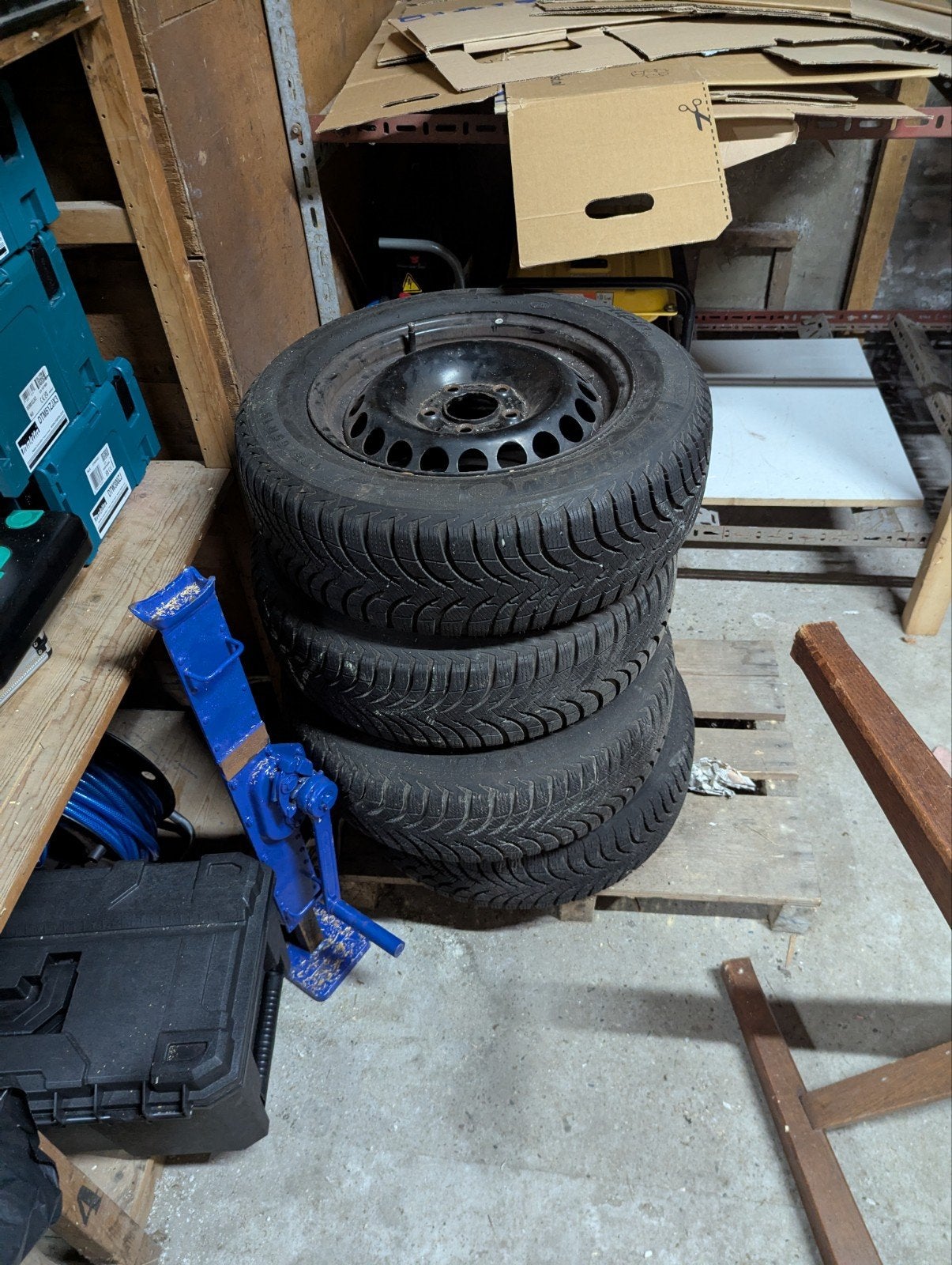 Michelin winterbanden op stalen velg 185/65 R15, Auto-onderdelen, Ophalen, Gebruikt, 15 inch, Banden en Velgen