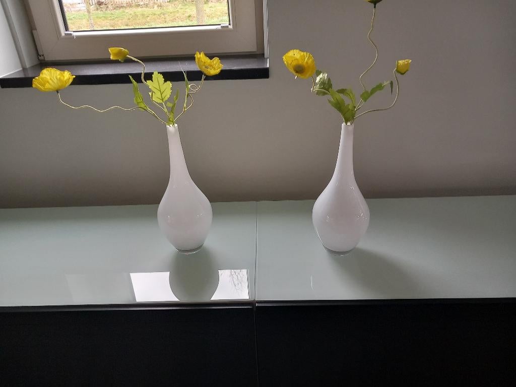 2 WITTE SALONG VAZEN MET VEEL DECORATIE VAN IKEA, Huis en Inrichting, Woonaccessoires | Vazen, Overige kleuren, Ophalen of Verzenden