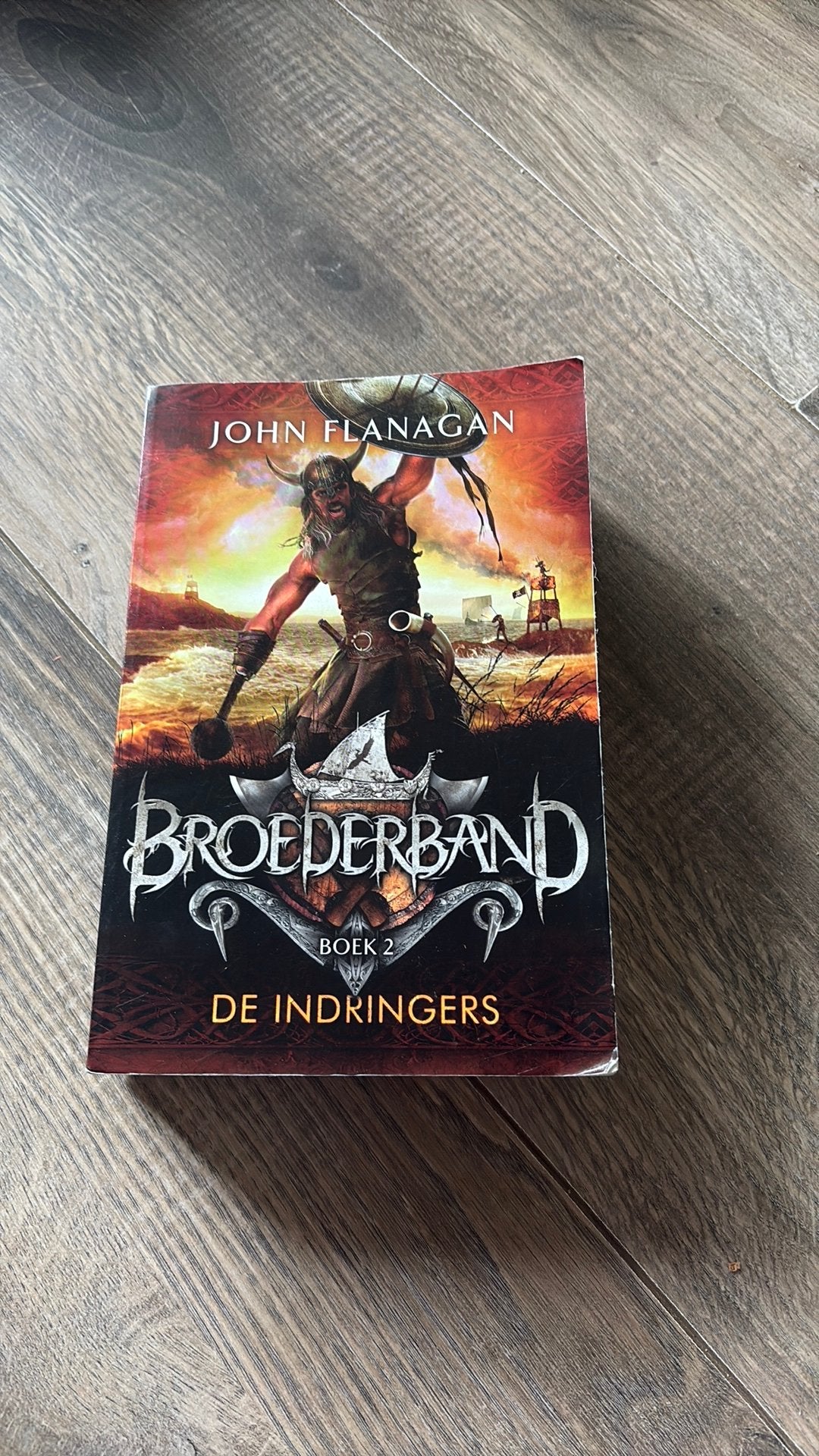 John Flanagan - De indringers, Boeken, Ophalen of Verzenden, Gelezen, John Flanagan