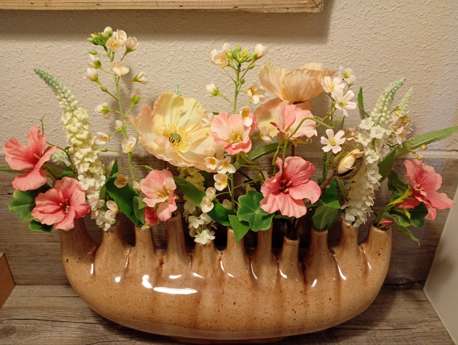 Tulpenvaas met zijden bloemen - Prachtige decoratie, Huis en Inrichting, Woonaccessoires | Vazen, Ophalen, Meerkleurig, Inclusief decoratie