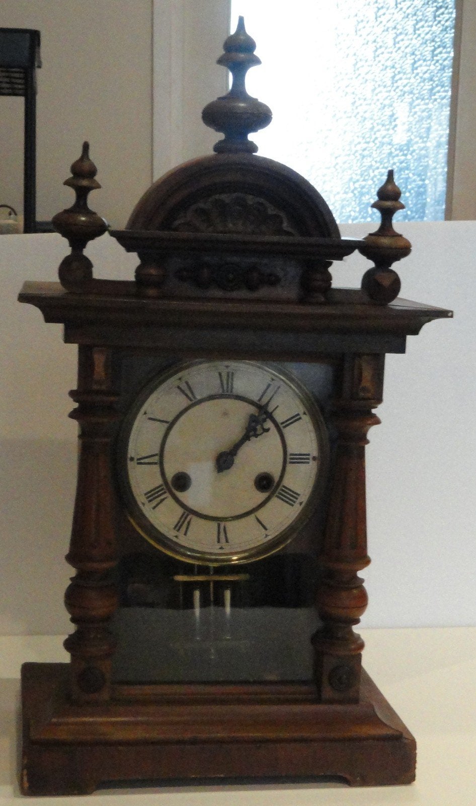 Antieke houten tafelklok met ornamenten, Antiek en Kunst, Antiek | Klokken, Ophalen of Verzenden