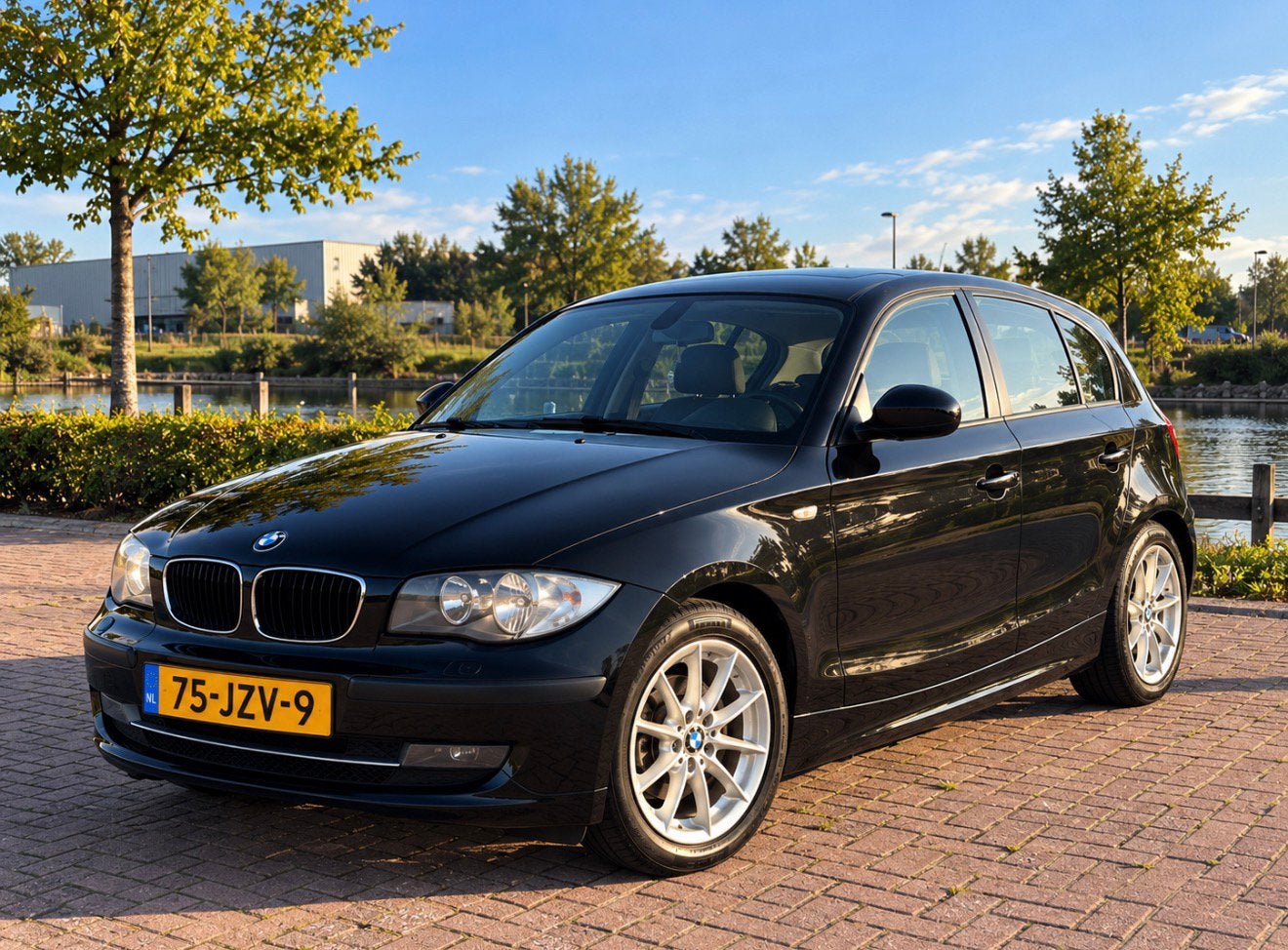 BMW 116i 2.0 122 PK, Airco, 5-deurs, 245k 1JR APK 2 sleutels, Auto's, 1-Serie, 1995 cc, Zwart, 4 cilinders