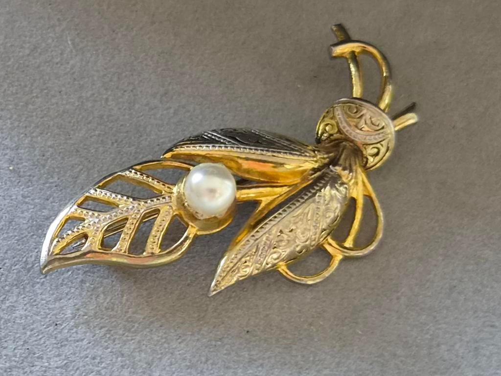 Vintage Damascene Broche met Parel - 5 cm, Overige materialen, 4 tot 7 cm, Gebruikt, Ophalen of Verzenden