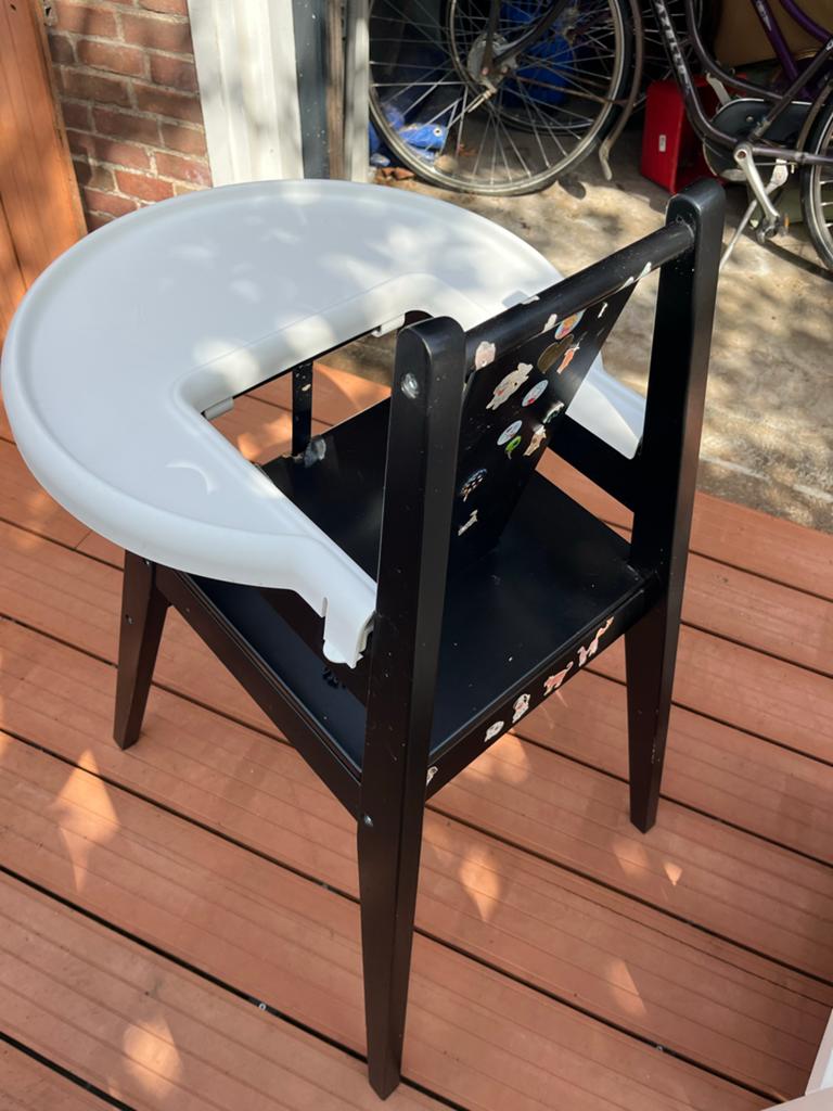 Zwarte kinderstoel met wit eetblad en gordel - Ikea BLAMES, Kinderen en Baby's, Kinderstoelen, Ophalen, Gebruikt, Overige typen