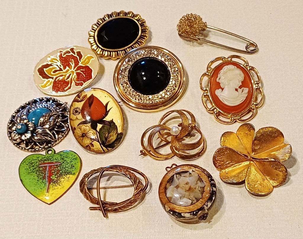 Lot broches en hangers, Ophalen of Verzenden, Zo goed als nieuw, Overige kleuren, Overige materialen