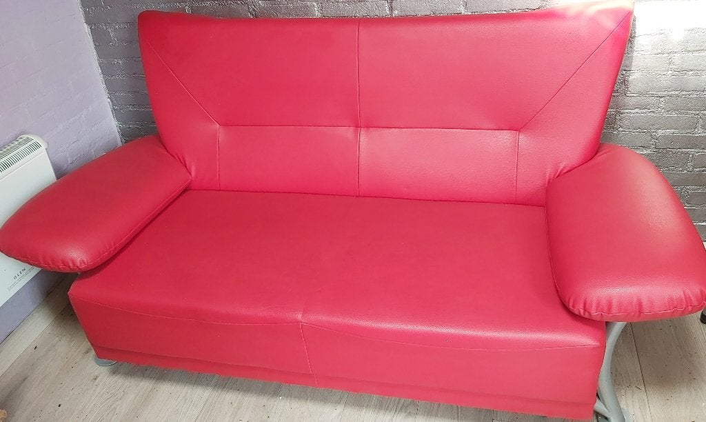2 zitsbank rood, Minder dan 75 cm, Tweepersoons, Ophalen of Verzenden, Zo goed als nieuw
