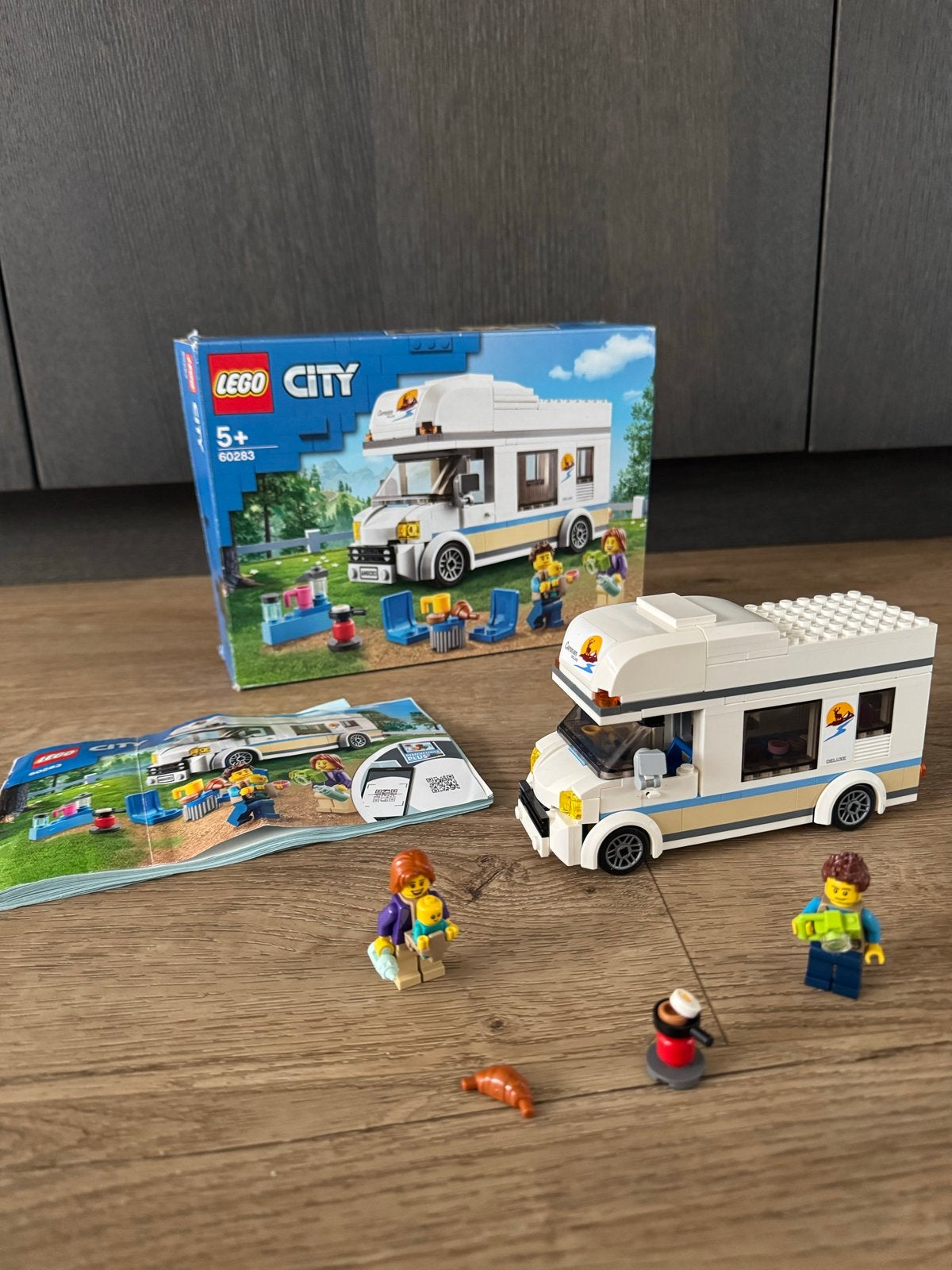 Lego City Campervan 60283 - Compleet met doos en instructies, City, Lego, Ophalen of Verzenden, Zo goed als nieuw