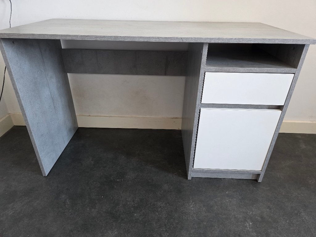 Bureau met stoel en kastje, Ophalen, Gebruikt
