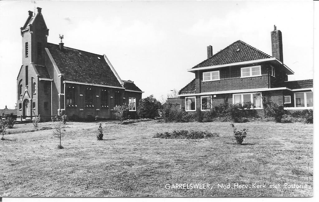 Garrelsweer  Ned Herv. kerk met Pastorie.  Loppersum., Ophalen of Verzenden, 1960 tot 1980, Ongelopen, Groningen