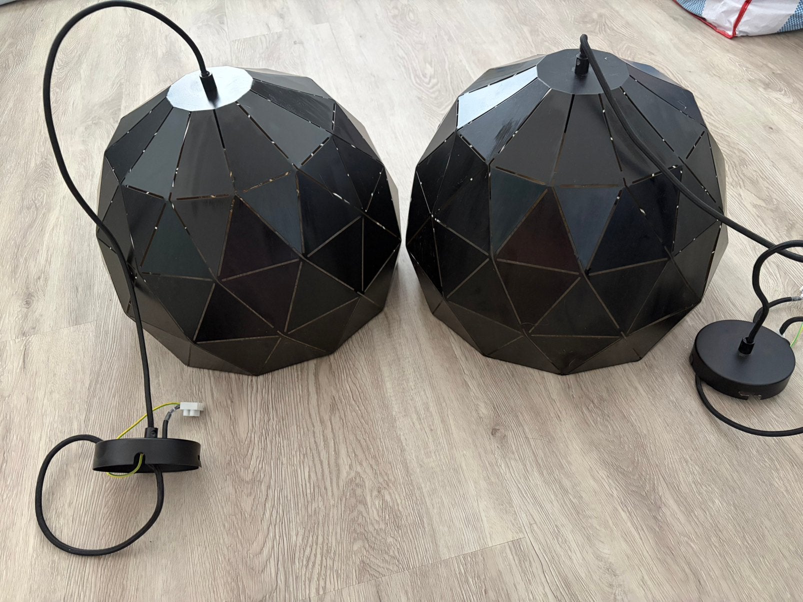 Twee hanglampen zwart met gouden binnenkant, Huis en Inrichting, Lampen | Hanglampen, Ophalen of Verzenden, Zo goed als nieuw