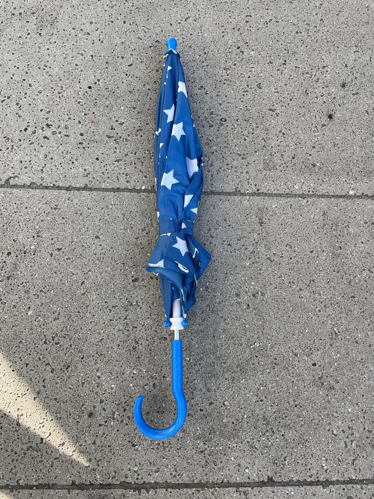 Blauwe kinderparaplu met witte sterren, Sieraden, Tassen en Uiterlijk, Paraplu's, Ophalen of Verzenden, Zo goed als nieuw, Blauw