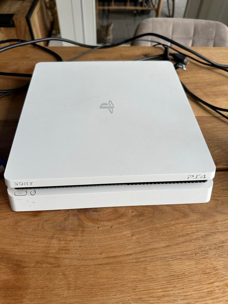 Sony PS4 met 2 controllers, oplader en spellen, 2 spelers, Ophalen of Verzenden, Zo goed als nieuw, Vanaf 3 jaar