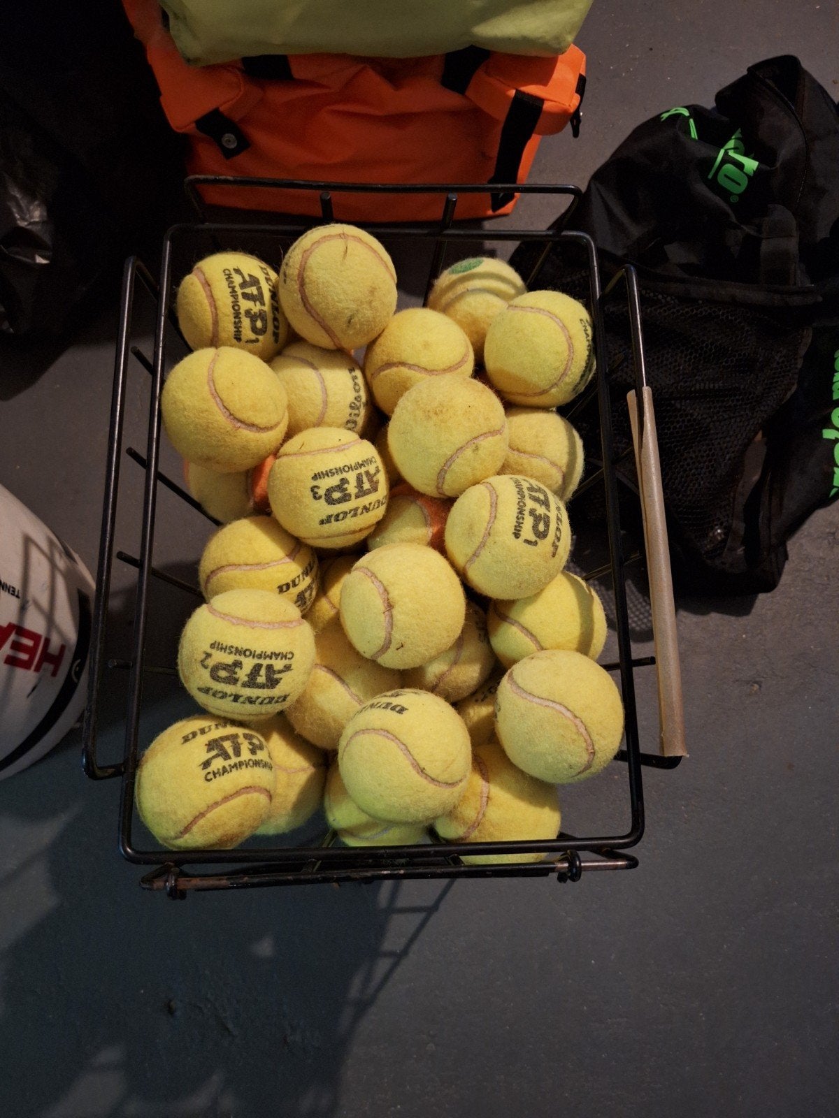 Ballenmandje met oude tennisballen, Gebruikt, Ballen, L00, Ophalen