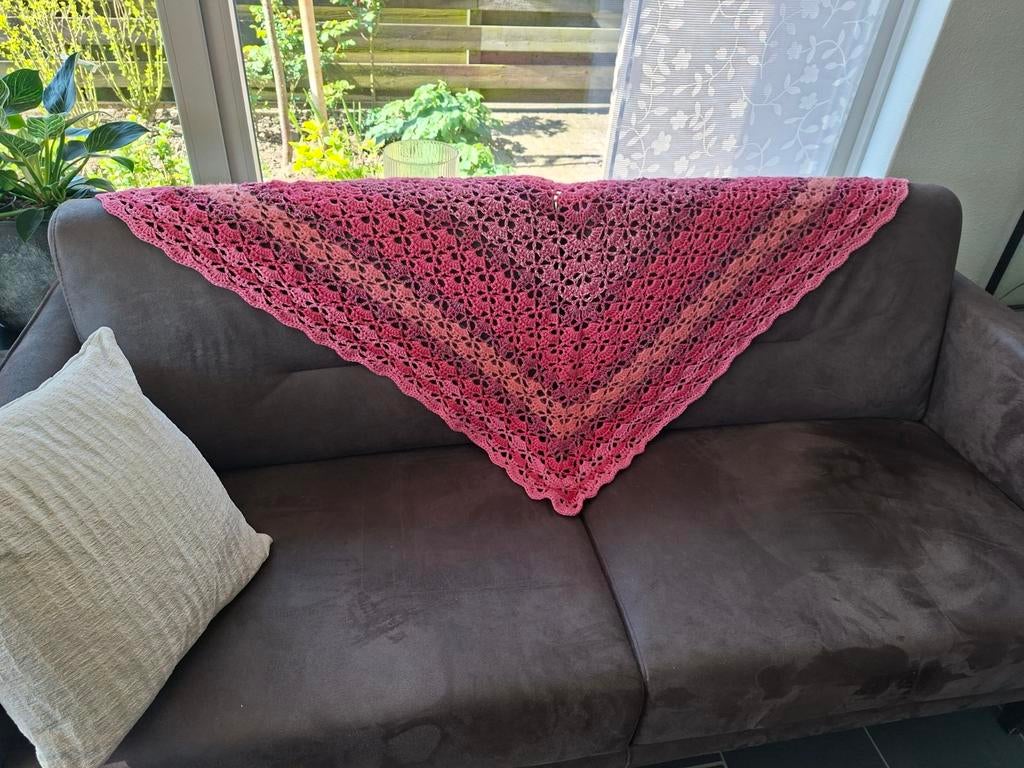 Handgehaakte roze omslagdoek/sjaal, Kleding | Dames, Mutsen, Sjaals en Handschoenen, Ophalen of Verzenden, Zo goed als nieuw