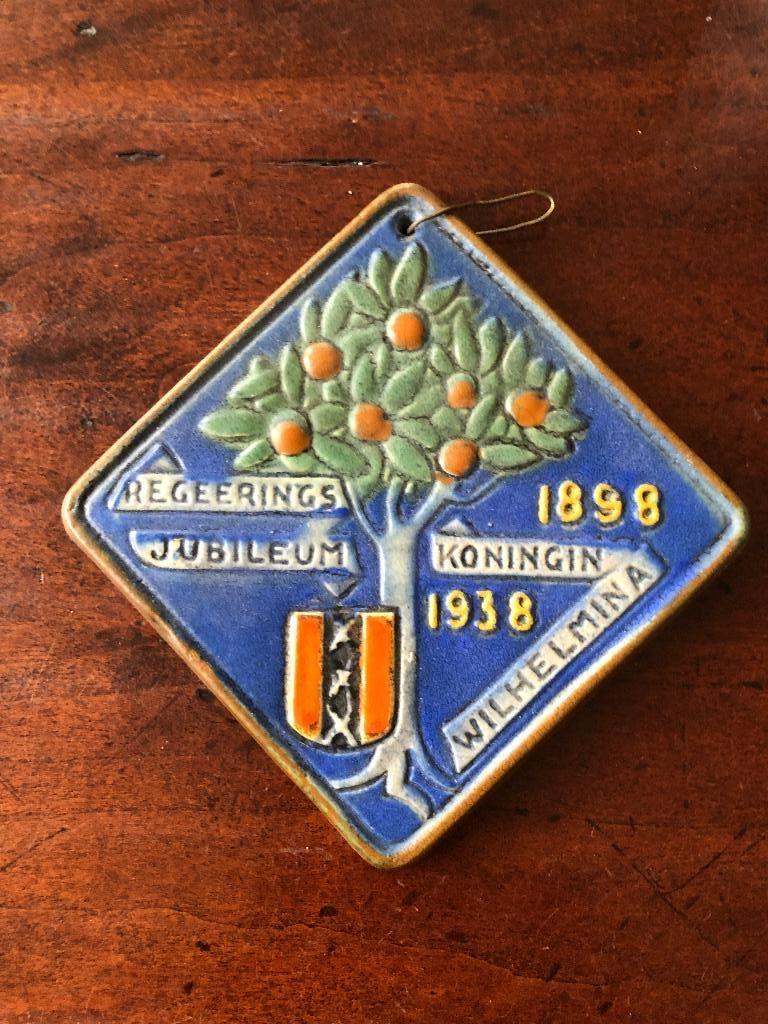 Wandtegel 40-jarig regeringsjubileum koningin Wilhelmina, Ophalen of Verzenden, Zo goed als nieuw, Nederland, Overige typen