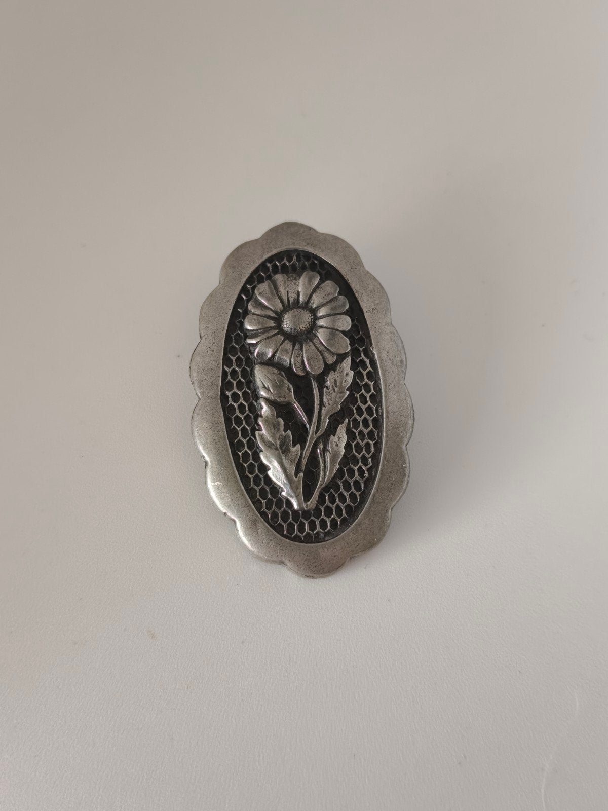 Prachtige Jugendstil Broche met Madelief op Honingraat, Overige materialen, 4 tot 7 cm, Gebruikt, Ophalen of Verzenden