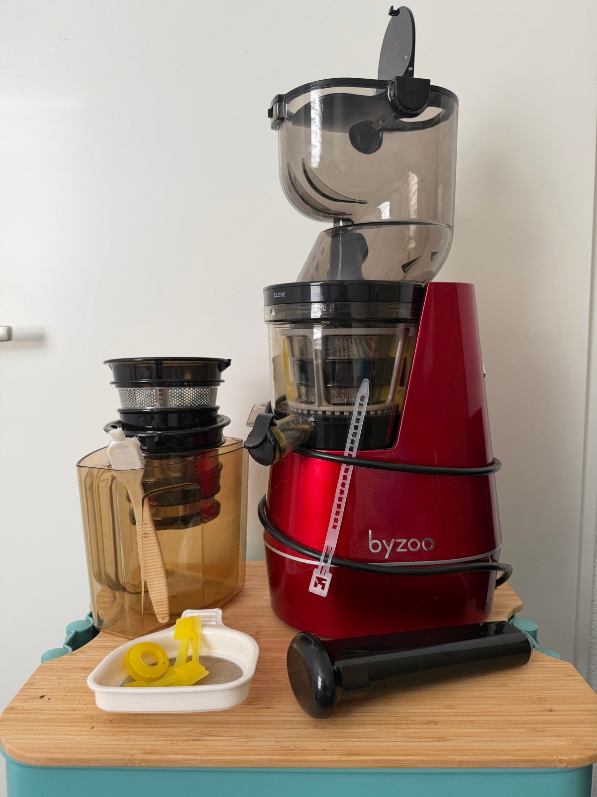 Byzoo Slowjuicer - Rood - Zo goed als nieuw, Ophalen, 1 tot 2 liter, Zo goed als nieuw, Vaatwasserbestendig