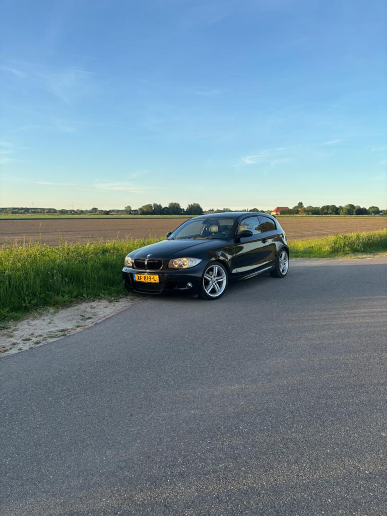 BMW 1 serie 116i M-pakket zwart, Auto's, BMW, 1-Serie, 1330 kg, Achterwielaandrijving, 4 cilinders