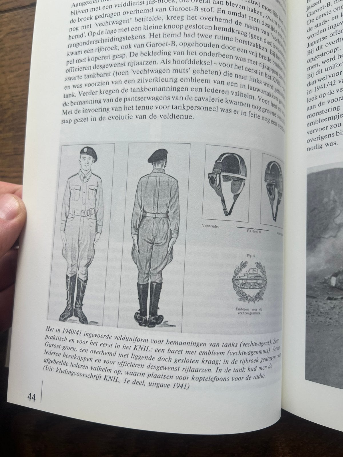 Naslagwerk Nederlands oa KNIL uniformen Garoet Indonesië, Verzenden, Nederland, Embleem of Badge