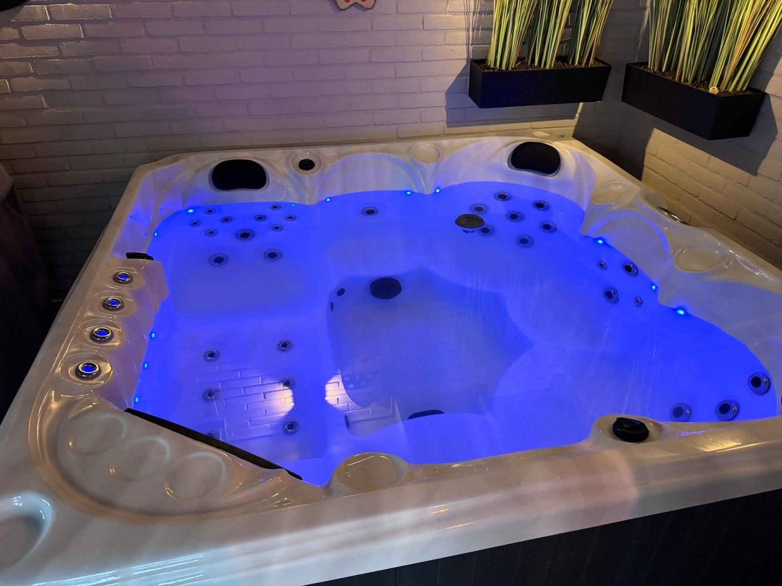 Luxe Jacuzzi - Spa Praise Classic ingebouwde Speakerset, Ophalen, Zo goed als nieuw, Afdekzeil, Vast