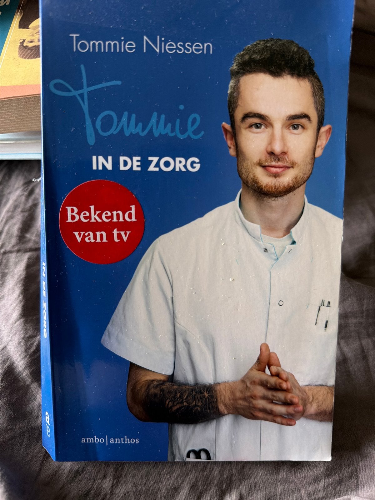 SKR.  Tommie in de Zorg - Bekend van tv, Ophalen of Verzenden, Zo goed als nieuw, Overige typen
