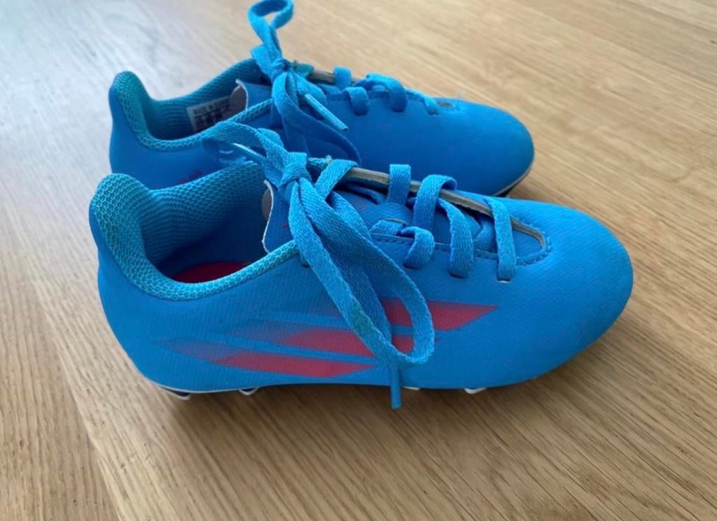 Adidas kids voetbalschoen, Gebruikt, Jongen of Meisje, Schoenen, Ophalen of Verzenden