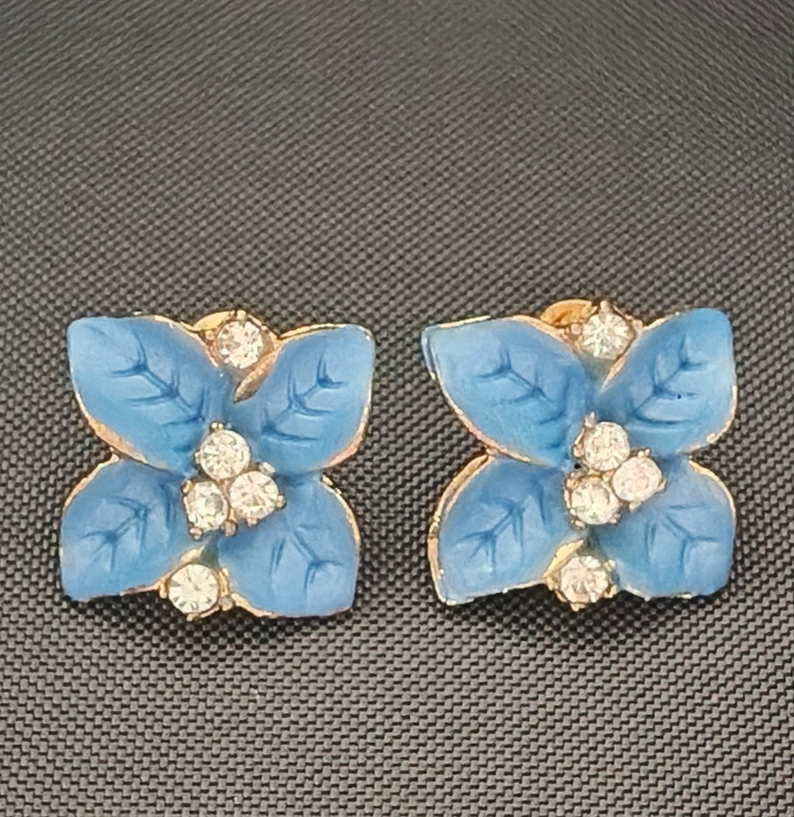 Prachtige blauwe bloem oorbellen met strass steentjes, Verzenden, Nieuw, Overige materialen, Met strass