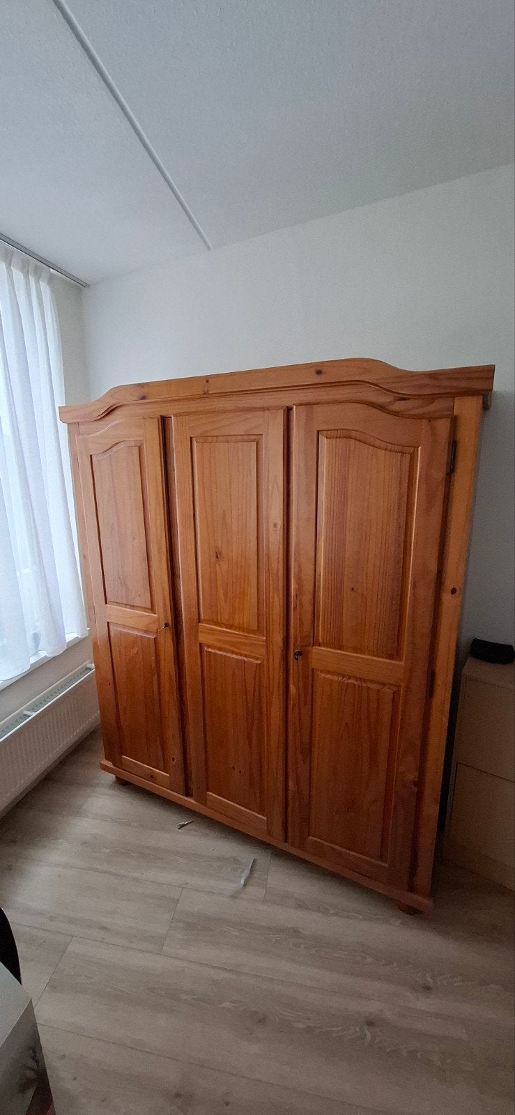 Grenen kledingkast met 3 deuren, Met deur(en), Gebruikt, Klassiek, 150 tot 200 cm