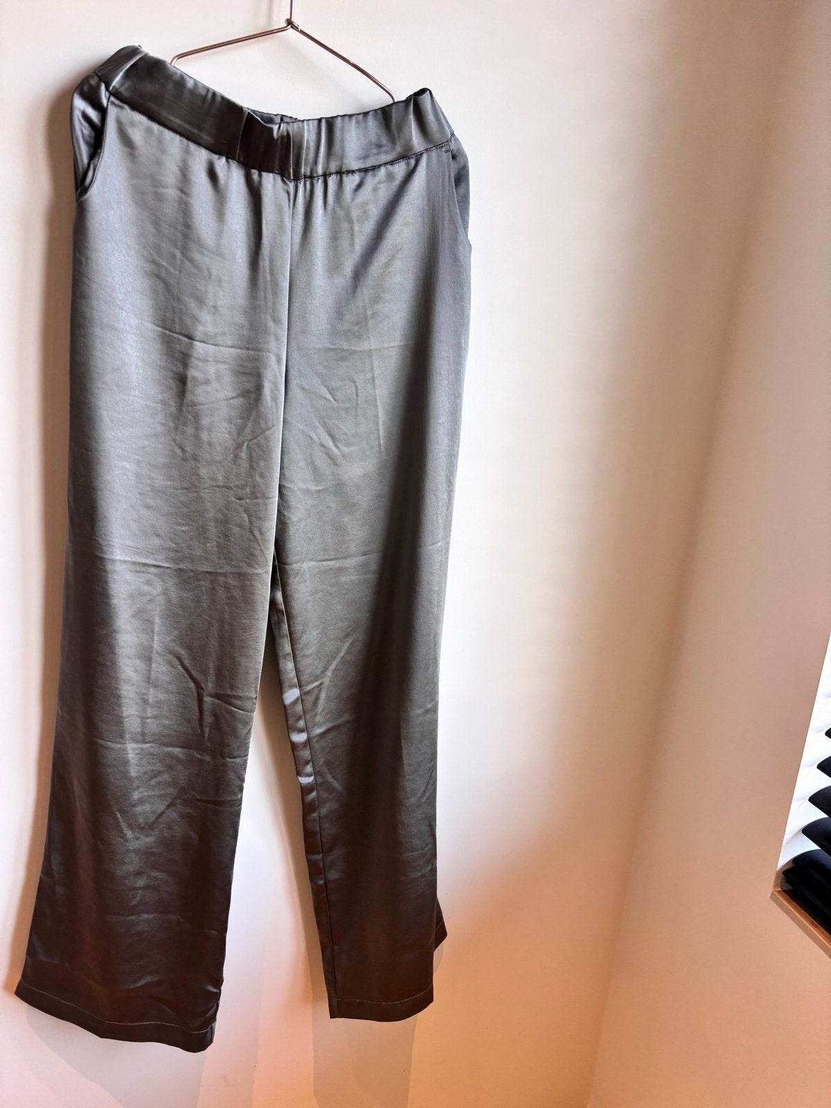 Femmes du Sud satijnen broek maat M, Maat 38/40 (M), Ophalen of Verzenden, Zo goed als nieuw, Grijs