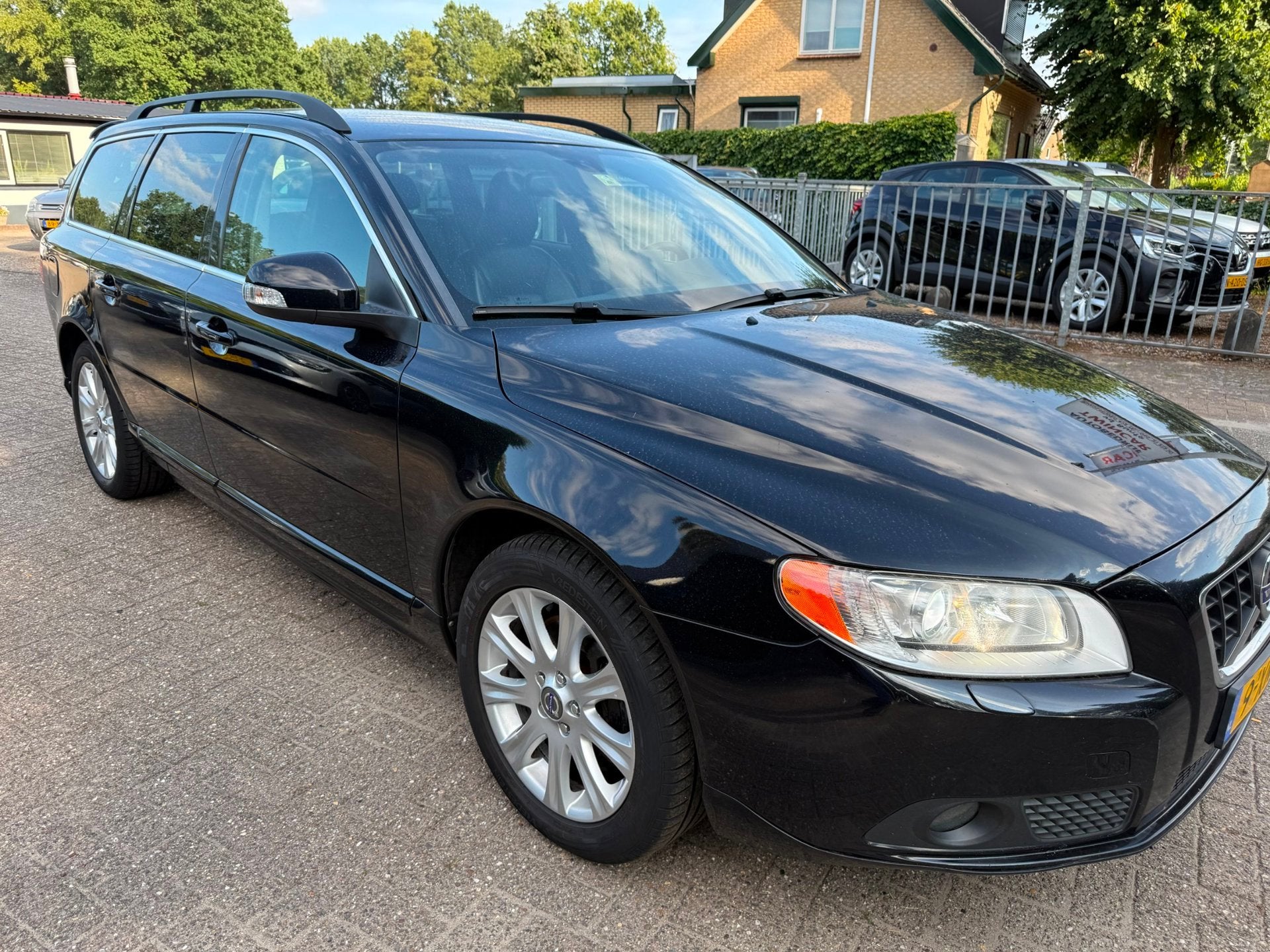 Volvo V70 2.0 D3 AUT. Momentum LEDER LMV NAVI XENON TR.HAAK, Euro 5, Gebruikt, Zwart, Navigatiesysteem