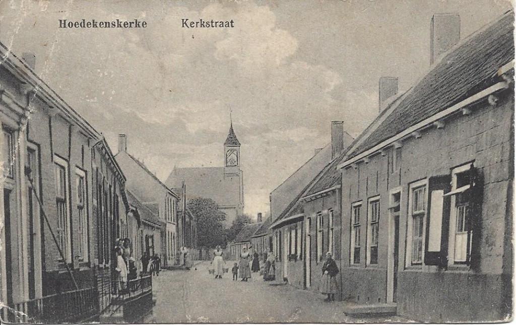 Hoedekenskerke (Zld.) Kerkstraat, veel Volk, Klederdracht, Ophalen of Verzenden, Voor 1920, Ongelopen, Zeeland