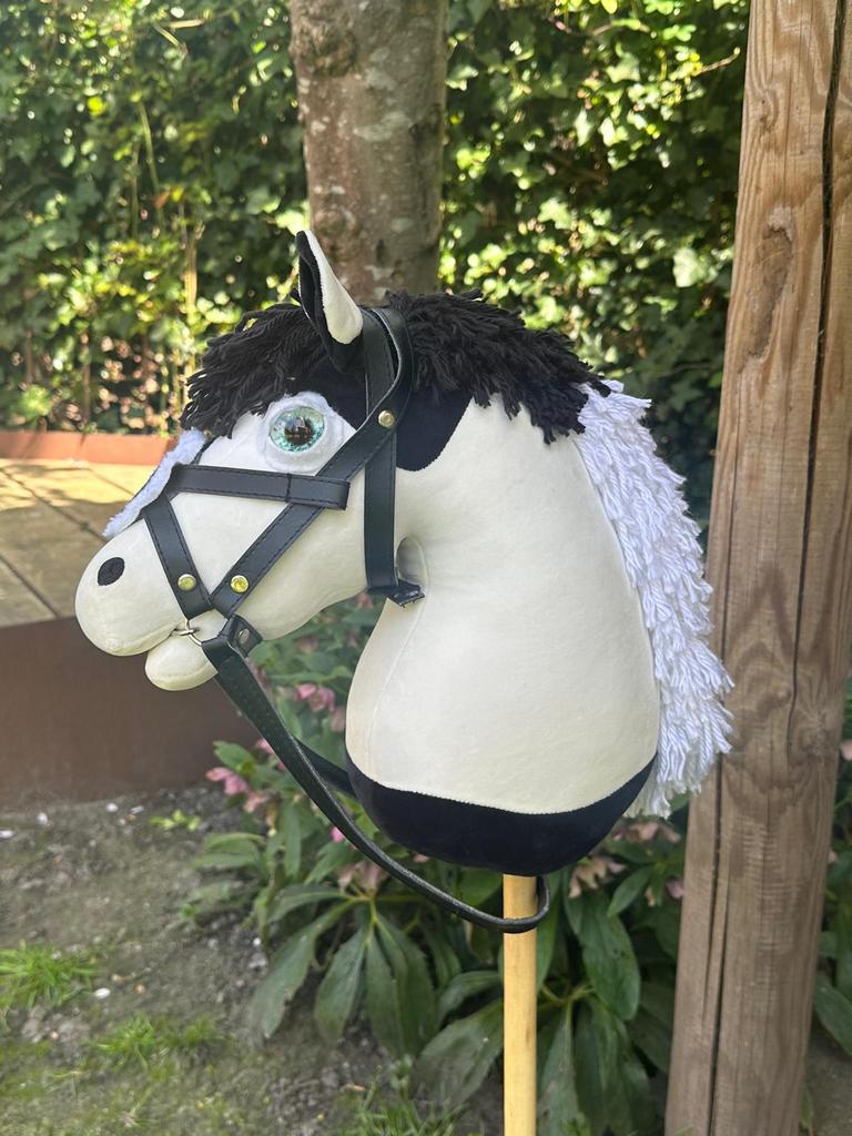 2 stokpaarden met mooie standaard, Ophalen, Zo goed als nieuw