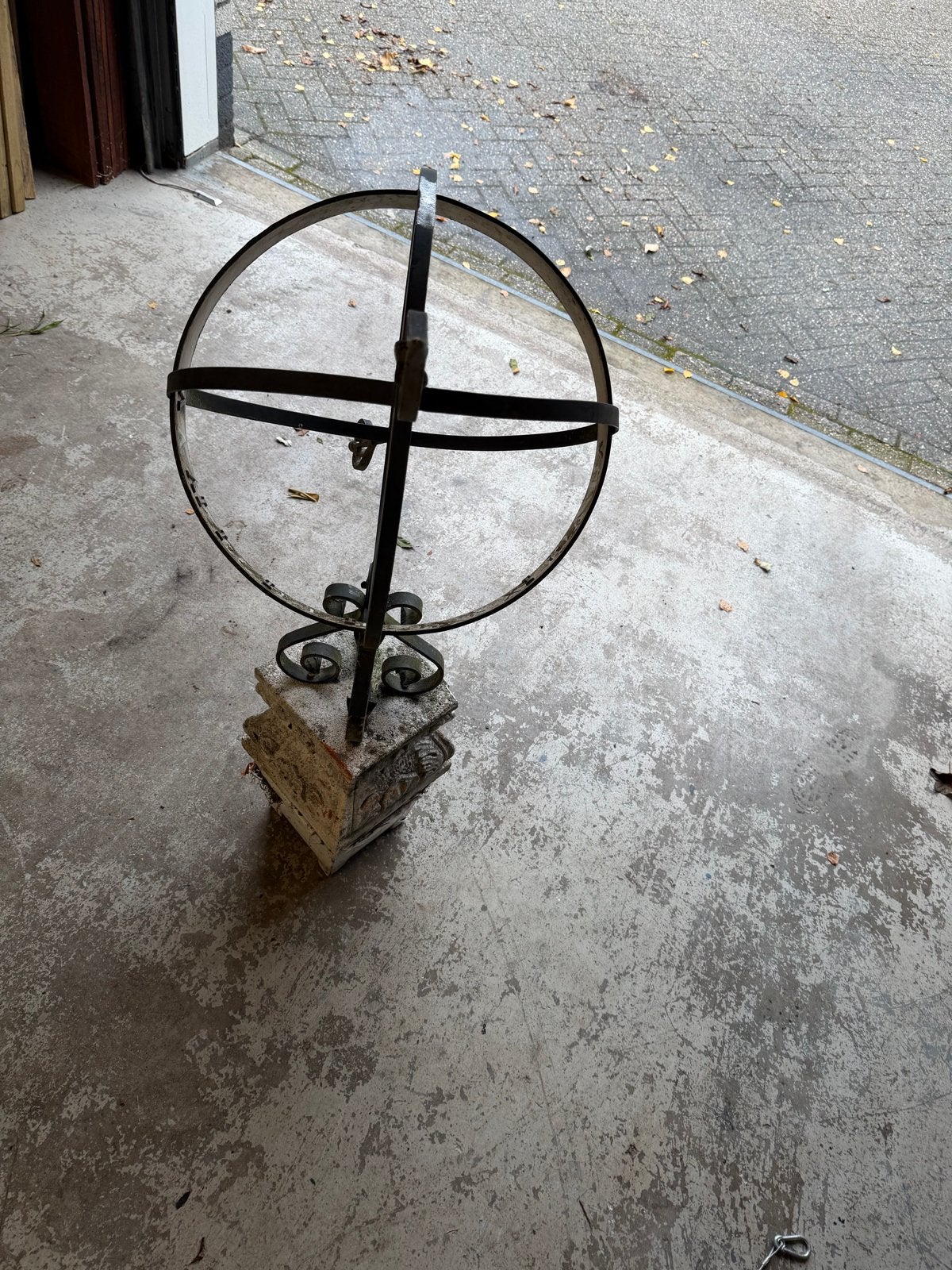 Decoratieve metalen zonnewijzer op stenen voet, Ophalen, Gebruikt, Metaal, Abstract beeld