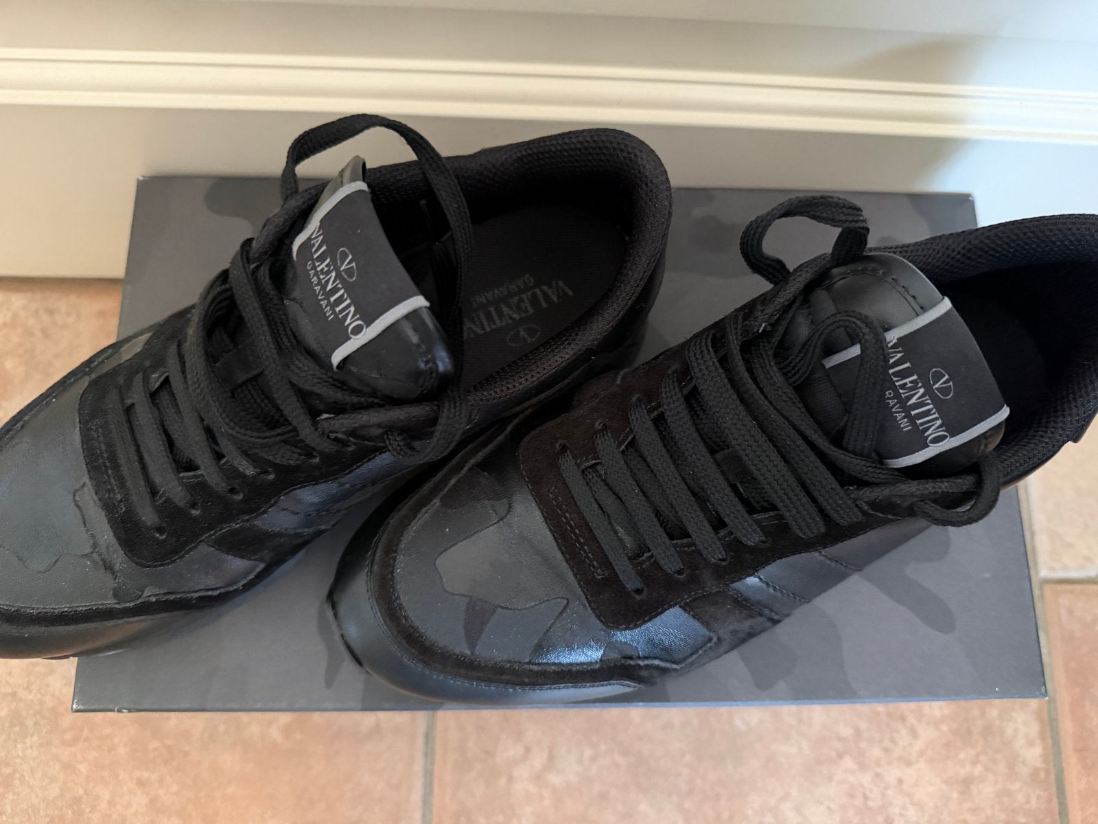 Valentino Garavani Rockrunner Sneakers Zwart Maat 39, Kleding | Heren, Schoenen, Ophalen of Verzenden, Zo goed als nieuw, Zwart