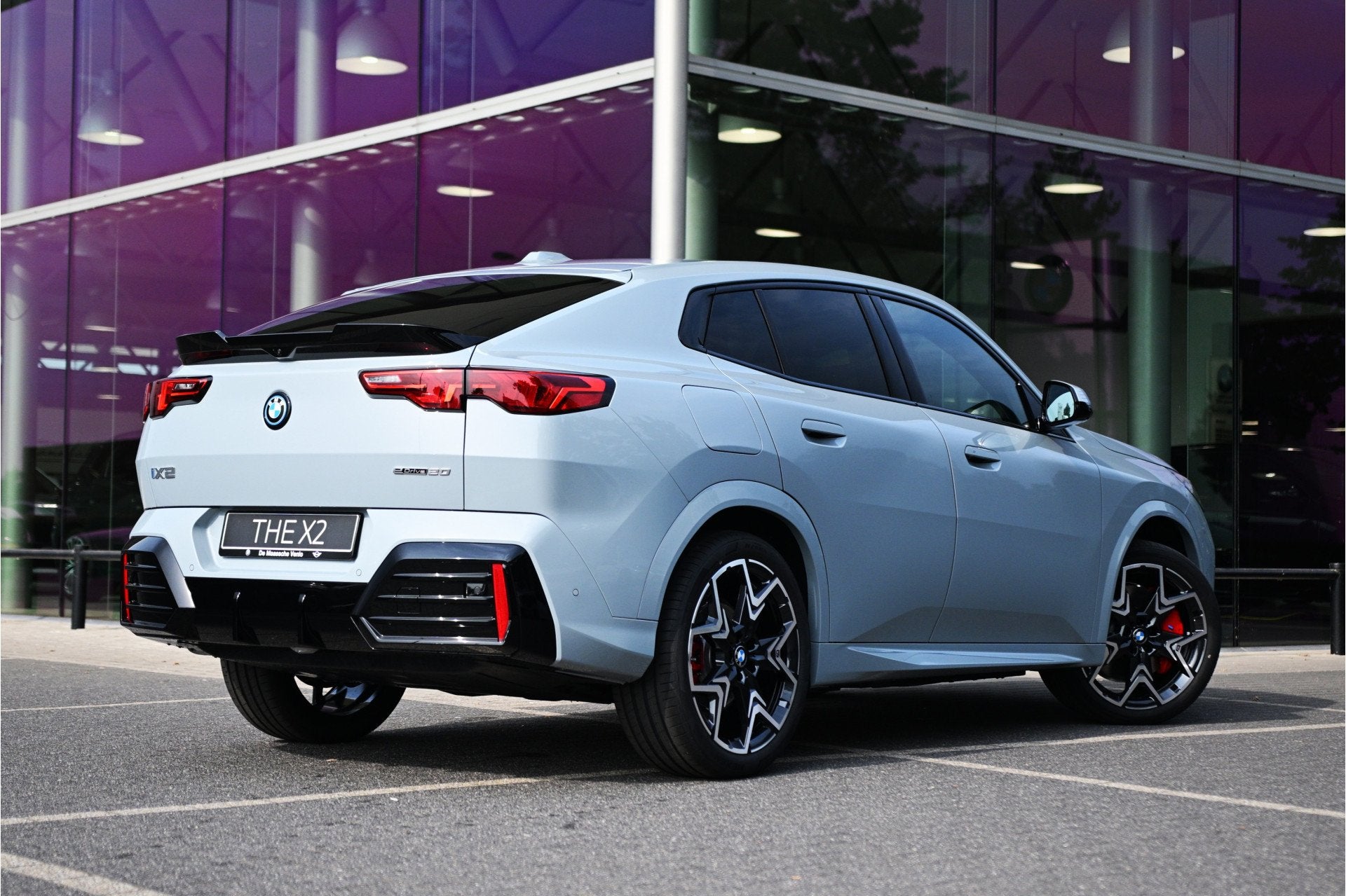 BMW iX2 eDrive20 M Sport / Panoramadak / Trekhaak / M Sports, Auto's, BMW, Dealer onderhouden, IX2, Zwart, Alcantara